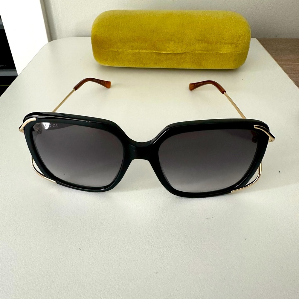 Women’s Gucci sunglasses Gg0647s